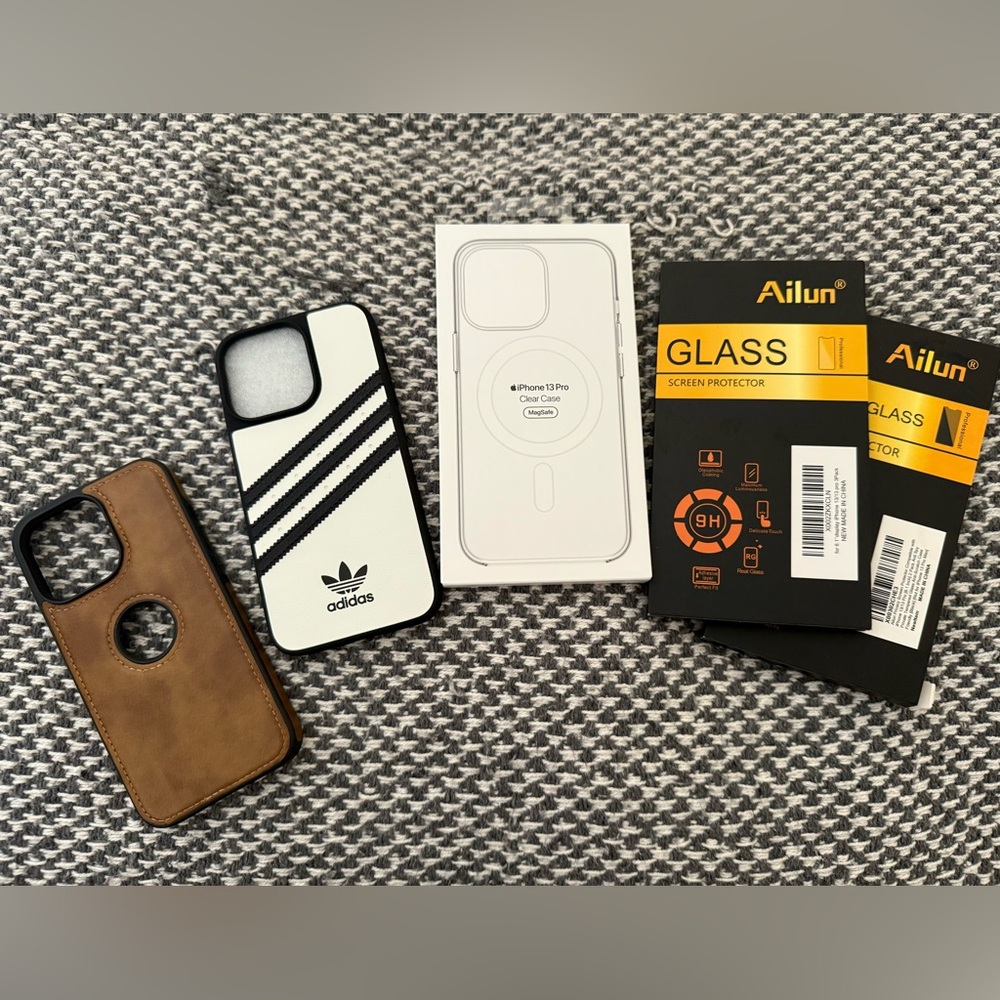 Apple iPhone 13 Pro - Lot of Cases and Screen Protectors